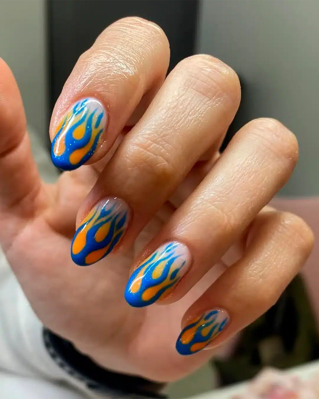 Uñas con manicura semipermanentazul verde y naranjal en Nail Studio by Sandra Ruiz