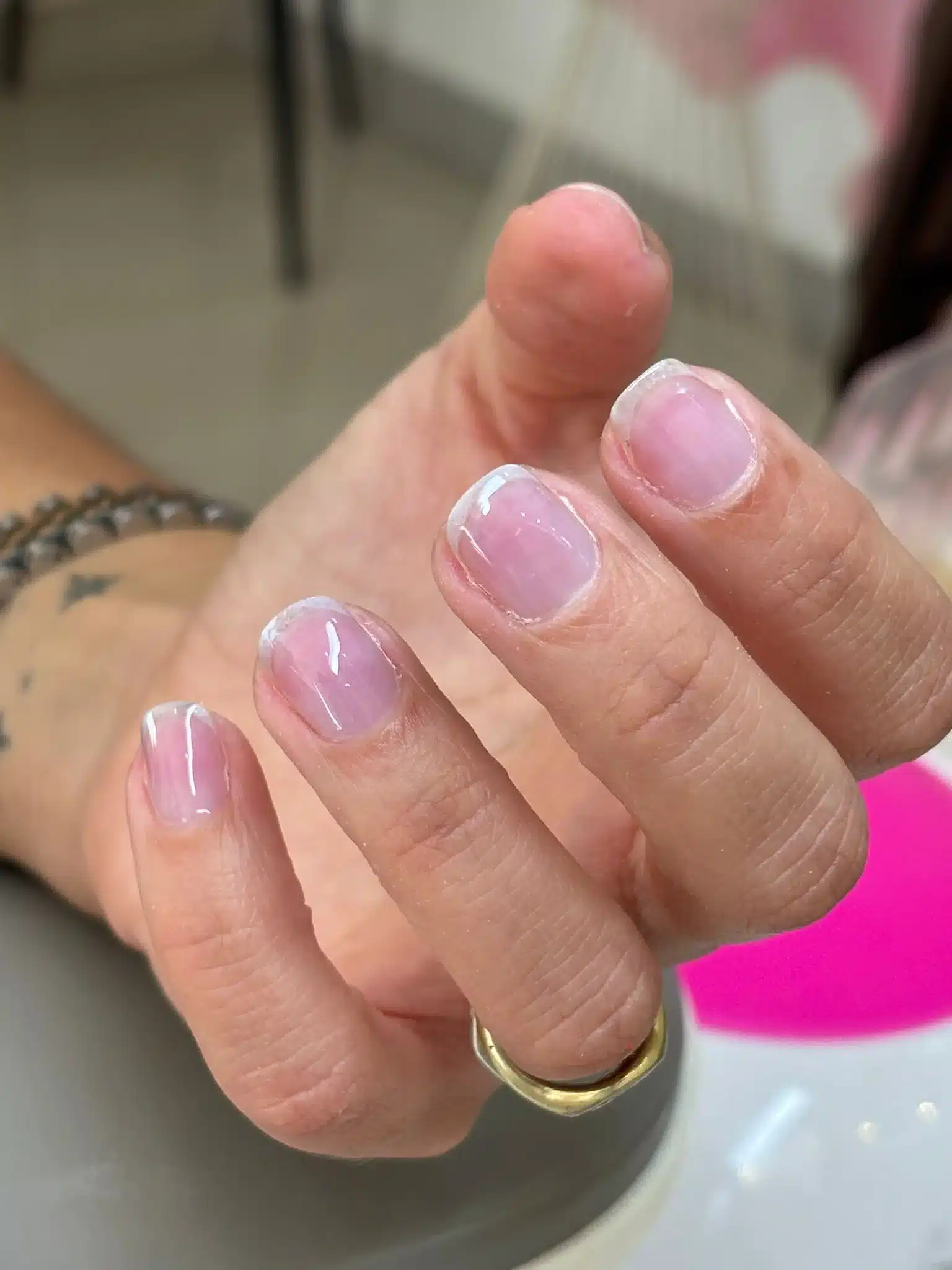 Manicura básica en tonos nude realizada en Nail Studio by Sandra Ruiz.