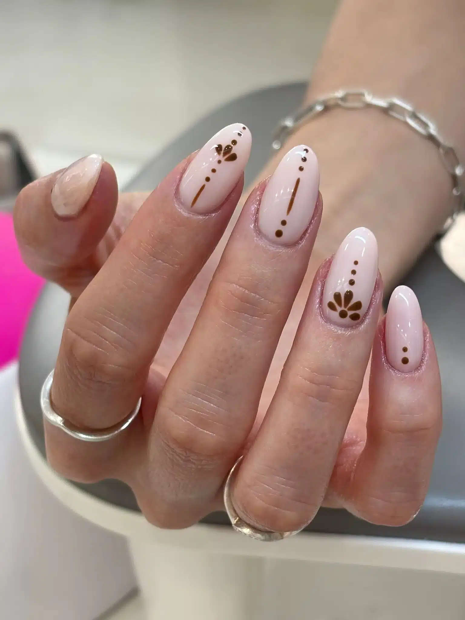 Uñas con base rubber nude y diseños minimalistas en Nail Studio by Sandra Ruiz